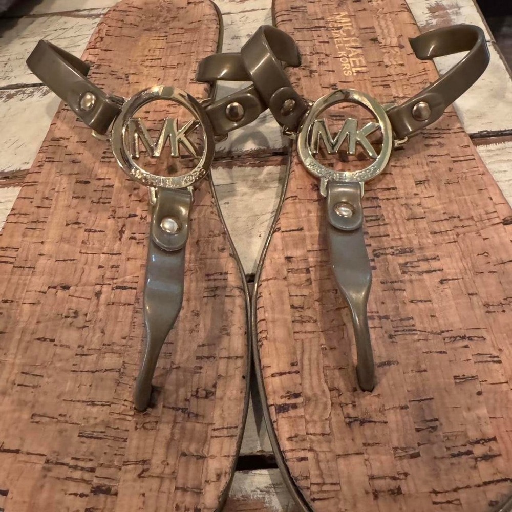 Michael Kors MK Plate Jelly Thong Sandals Olive Gold Logo Cork Print Size 7